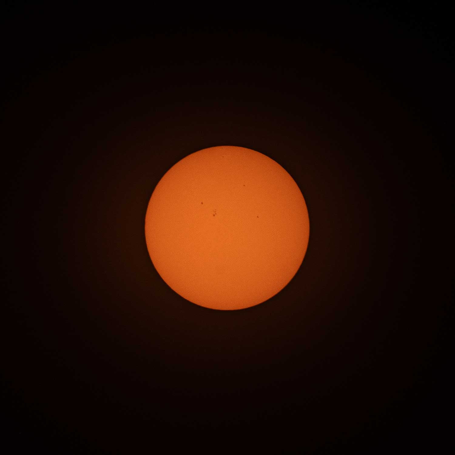 Explore Scientific FirstLight 80mm CF Refractor Telescope Go-To Tracker Combo with Solar Filter